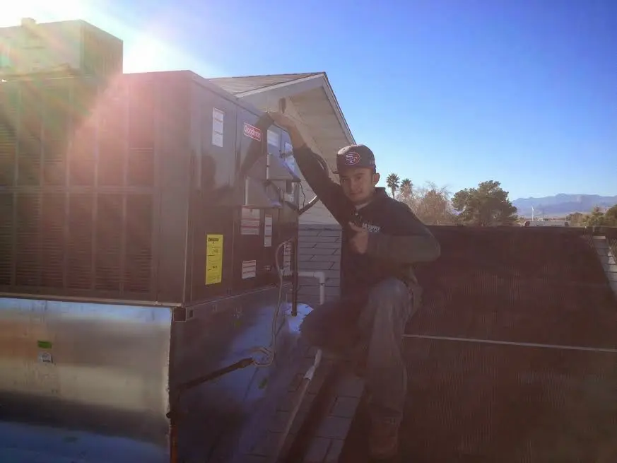 HVAC technician performing Heat Pump Repair on a rooftop unit in Washington